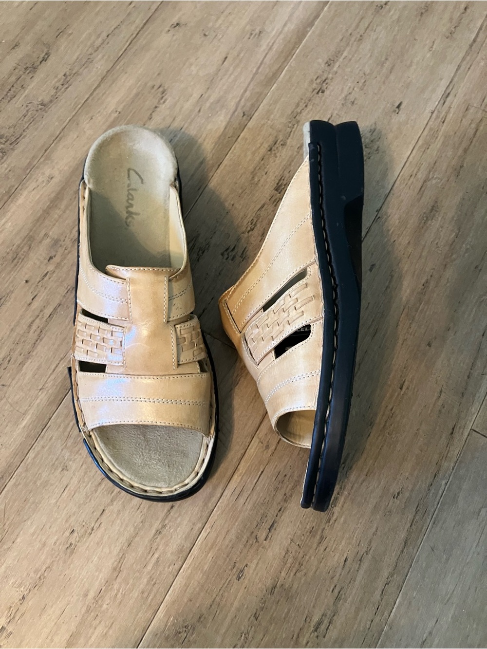 Clarks made in Brazil leather tan women’s slide clogs. Size 9